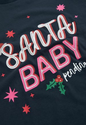 Námořnické tričko se znázorněním "SANTA BABY" v tučných, třpytivých písmenech, obklopené růžovými a červenými hvězdami a cesmínovými listy s červenými bobulemi.