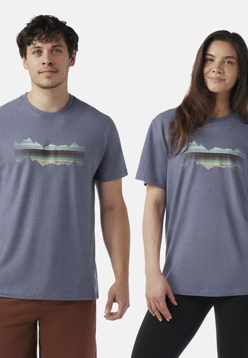 Camisetas de manga corta en gris azulado con gráfico de montaña y diseño a rayas. Material suave de mezcla de algodón, corte relajado y cuello redondo.