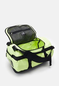 The North Face BASE CAMP DUFFEL UNISEX - Saco de viagem - sharp green/black