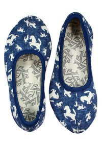 Blaue Stoff-Slipper mit einem weißen Pferdemuster, runder Zehenpartie und elastischem Rand, sowie einem gemusterten Innensohlen-Design.