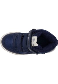 Mörkblå hög sneakers med kardborreband, strukturerad tyg, mjuk foder och vit gummi sula; har en snöflinge-logotyp vid vristen.