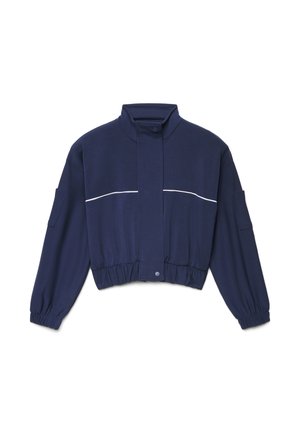 Marineblaue, kurz geschnittene Jacke mit hohem Kragen, vorderer Druckknopfverschluss, elastischem Saum und Bündchen, langen Ärmeln und einem dünnen weißen horizontalen Streifen über der Brust.