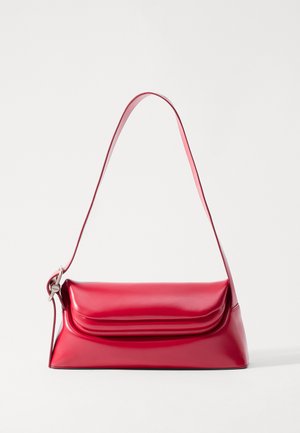 Bolso de mano de cuero rojo con una forma estructurada, textura suave y una sola correa ajustable. Presenta un cierre de solapa redondeada.