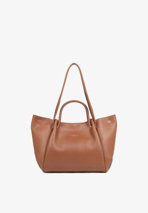 Sac fourre-tout en cuir marron avec deux anses, design légèrement affaissé, accents de ferrures dorées et finition texturée.