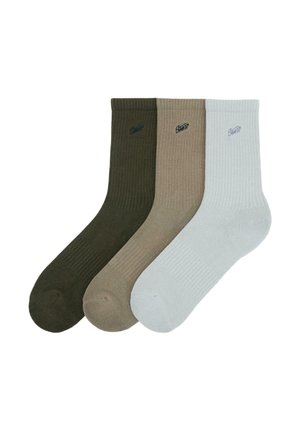 Trei șosete cu nervuri până la gleznă în verde măsliniu, bej și gri deschis, fiecare având un mic logo brodat aproape de manșeta superioară.