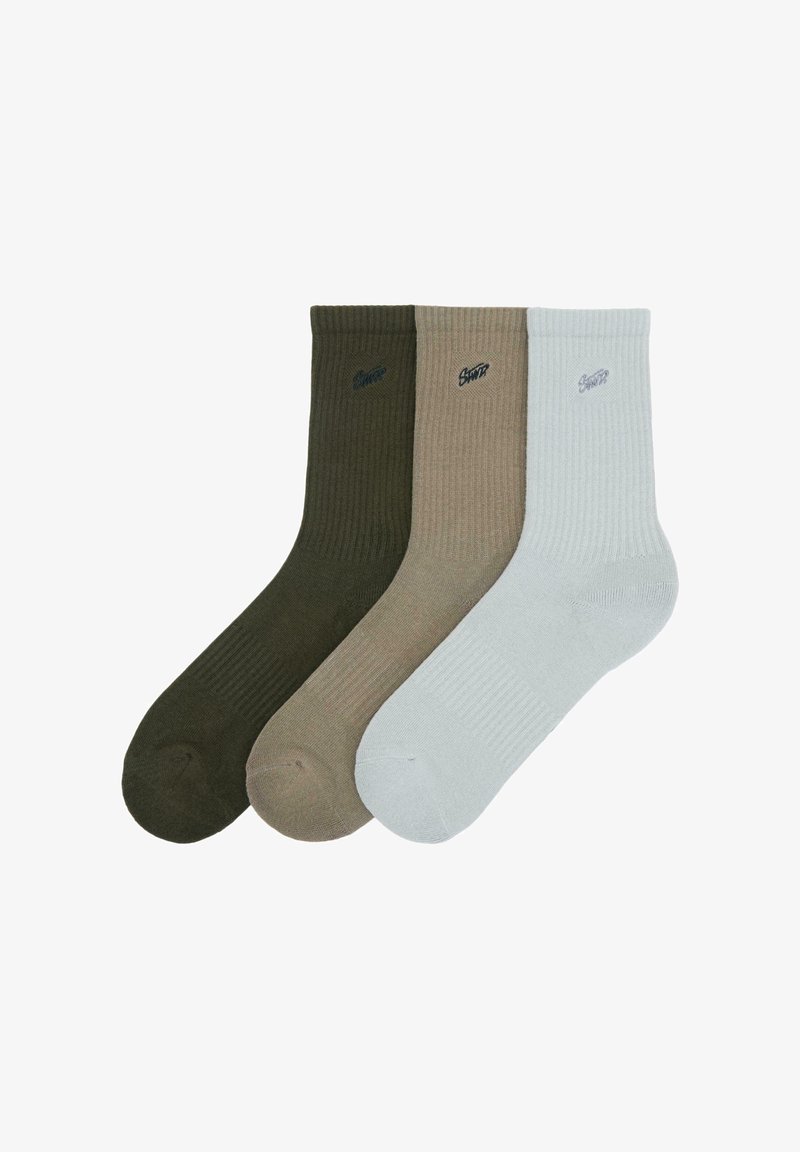 Tri rebrasta članska nogavica v olivno zeleni, bež in svetlo sivi barvi, vsaka s majhnim všitim logotipom blizu zgornjega roba.