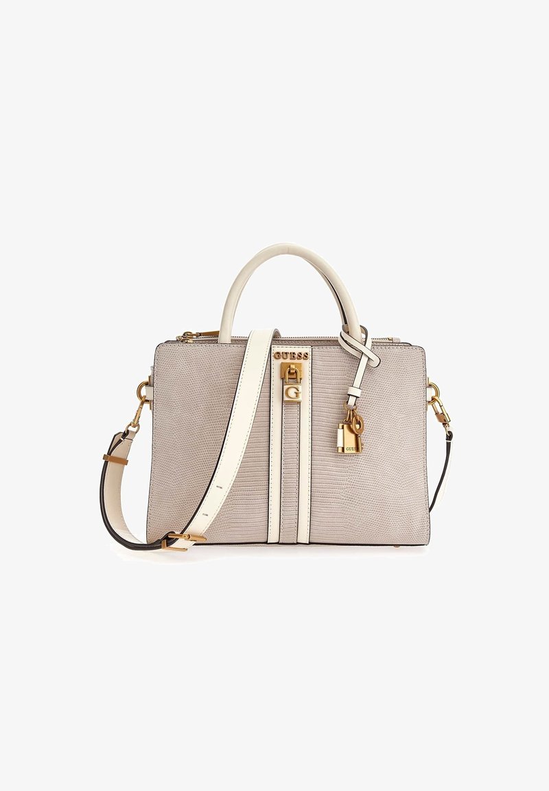Sac à main rectangulaire beige texturé avec poignées supérieures, bandoulière réglable, breloque de verrou dorée et logo "Guess" sur le devant.