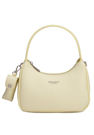 Petit sac à main texturé jaune pâle avec une anse unique, fermeture éclair et une pochette assortie fixée sur une pince métallique.