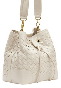 Borsa a secchiello in pelle beige con tessitura intrecciata, chiusura con coulisse e finiture in tono dorato. Presenta una tracolla rimovibile per maggiore versatilità.