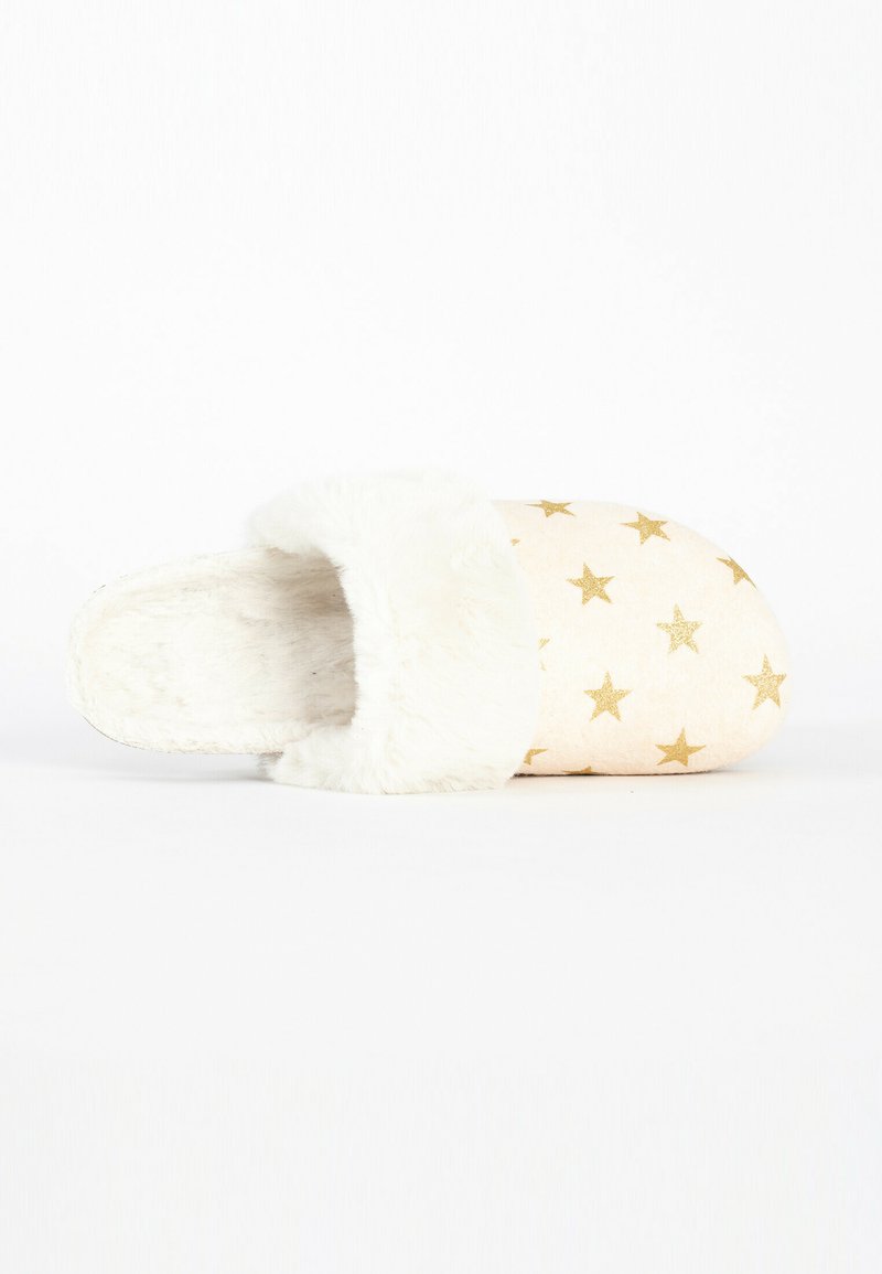 Cremfarbene Hausschuhe mit einem plüschigen weißen Fellbund, der ein goldfarbenes Sternenmuster auf der Oberfläche hat. Hergestellt aus weichem Textilmaterial, mit runder Form.