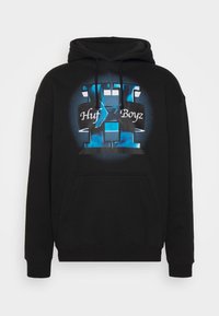 Sudadera negra con capucha que presenta un gráfico central en azul y blanco con el texto "Huf Boyz". Incluye un bolsillo frontal y cordones.