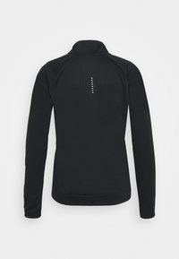 Musta pitkähihaine urheilu takki korkealla kauluksella ja pystysuorilla heijastinnauhoilla, jotka ovat keskitettynä yläselässä.