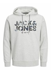 Sudadera gris clara con capucha ajustable. Presenta un logo audaz de estampado de camuflaje "JACK & JONES" en el pecho. Material suave.