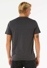 Graues, kurzärmeliges T-Shirt aus glattem Baumwollstoff mit Rundhalsausschnitt. Einfaches Design, keine sichtbaren Logos oder Muster.