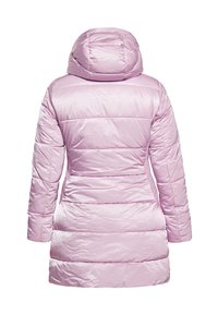 Geacă pufoasă de culoare roz deschis, cu glugă, design matlasat, mâneci lungi, buzunare laterale și o talie ușor strânsă pentru formă.