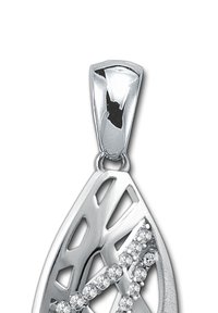 Pendentif en argent en forme de goutte d'eau, présentant un motif en treillis complexe et des cristaux clairs incrustés le long d'une ligne diagonale.