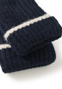 Marineblauer Wollschal mit gerippter Textur, der ein weißes Streifendetail nahe dem Rand aufweist. Weiches, dickes Material für Wärme.