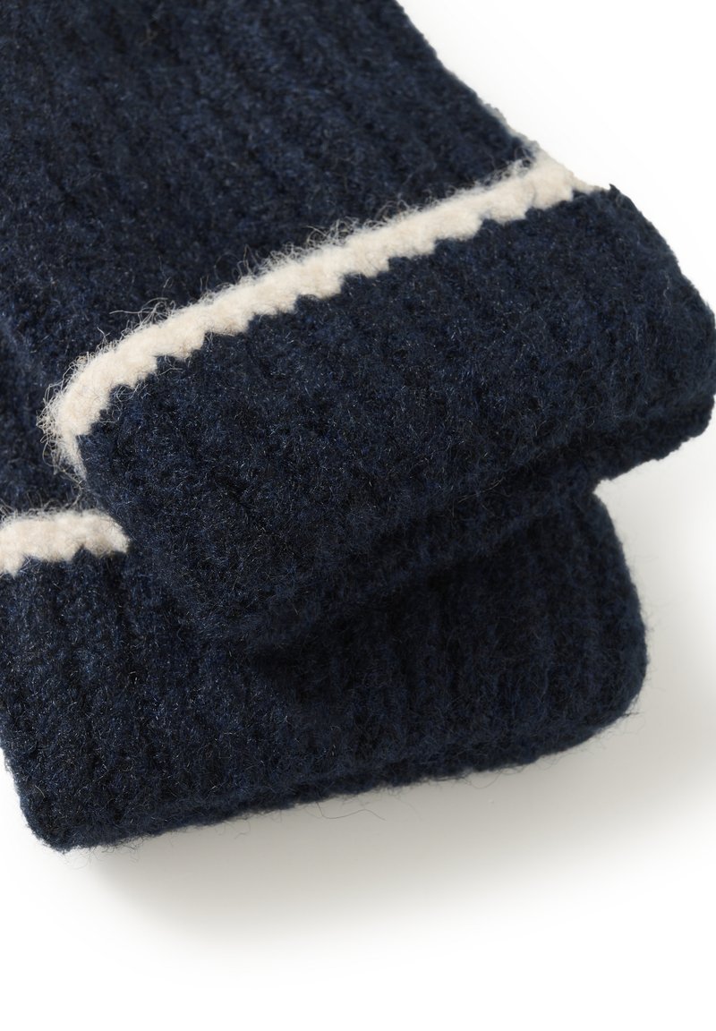 Marineblauer Wollschal mit gerippter Textur, der ein weißes Streifendetail nahe dem Rand aufweist. Weiches, dickes Material für Wärme.