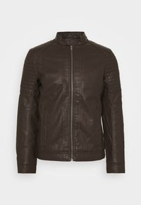 Giacca in pelle marrone con zip frontale, colletto alto e dettagli imbottiti sulle spalle. Texture liscia e design aderente.