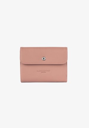 Portafoglio in pelle rosa pallido, con chiusura a pattina, bottone a pressione in argento, nome del marchio impresso e superficie liscia con cuciture a contrasto.