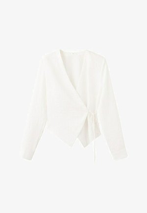 Bijela bluza dugih rukava s preklopom, V-izrezom i bočnim vezanjem, izrađena od blago teksturiranog tkanina s asimetričnim rubom.