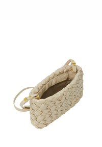 Beige geflochtene Lederhandtasche in rechteckiger Form, ausgestattet mit einem Reißverschluss, einem verstellbaren Tragegurt und goldenen Hardwareakzenten.