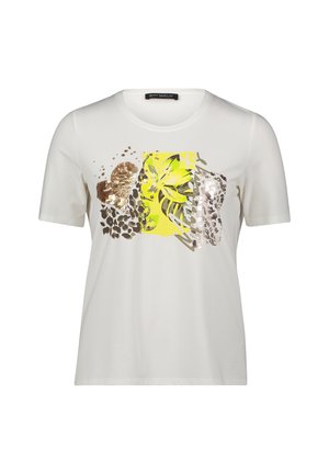 T-shirt blanc à manches courtes avec un design abstrait de fleurs et d'animaux en tons jaunes, bruns et métalliques sur le devant.