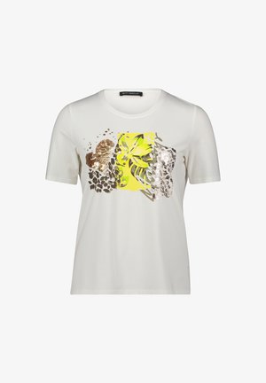 T-shirt blanc à manches courtes avec un design abstrait de fleurs et d'animaux en tons jaunes, bruns et métalliques sur le devant.