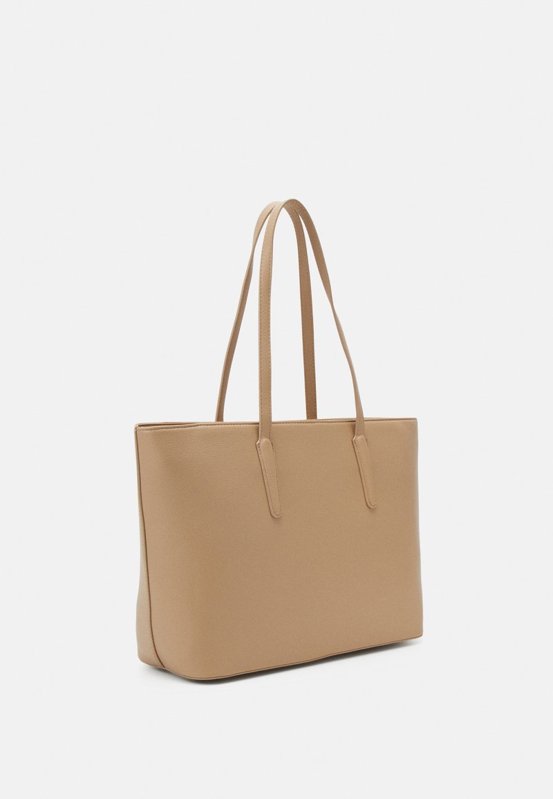 Borsa a tracolla tan con due manici lunghi, realizzata in materiale testurizzato, forma rettangolare, caratterizzata da un design minimalista e senza decorazioni visibili.