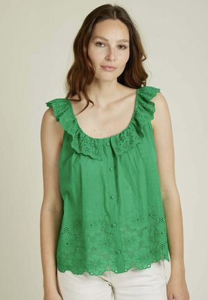 Blouse sans manches verte avec un bord en eyelet froncé, présentant une broderie florale et une fermeture à boutons. Ourlet festonné avec des découpes.