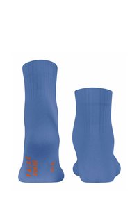 Chaussettes bleues jusqu'aux chevilles avec un design côtelé ; présente un texte orange "Falke Run Rib" et un indicateur de taille sur le côté. Matériau doux, finition sans couture.