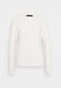Pull en maille blanc à manches longues avec encolure ronde, poignets et ourlet côtelés sur un fond gris clair.