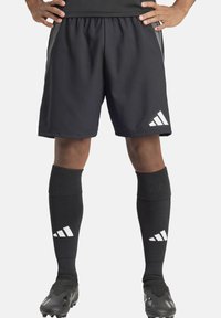 Schwarze Sportshorts mit strukturiertem Design, ausgestattet mit einem grauen Seitenpanel und einem weißen adidas-Logo am Saum. Kombiniert mit passenden schwarzen Socken.