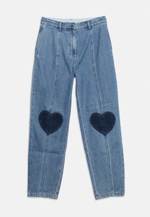 Ανοιχτό μπλε τζιν με σκούρα μπλε patches σε σχήμα καρδιάς και στα δύο γόνατα και κούμπωμα με κουμπιά μπροστά.