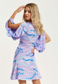 Liquorish ABSTRACT PRINT MINI IN WITH SLIT SLEEVES - Day dress - purple