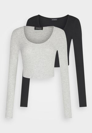 Divu garo piedurkņu īsu topu komplekts pelēkā un melnā krāsā, ar noapaļotu kakla izgriezumu un mīkstu, elastīgu audumu. Gluda tekstūra, minimālistisks dizains.