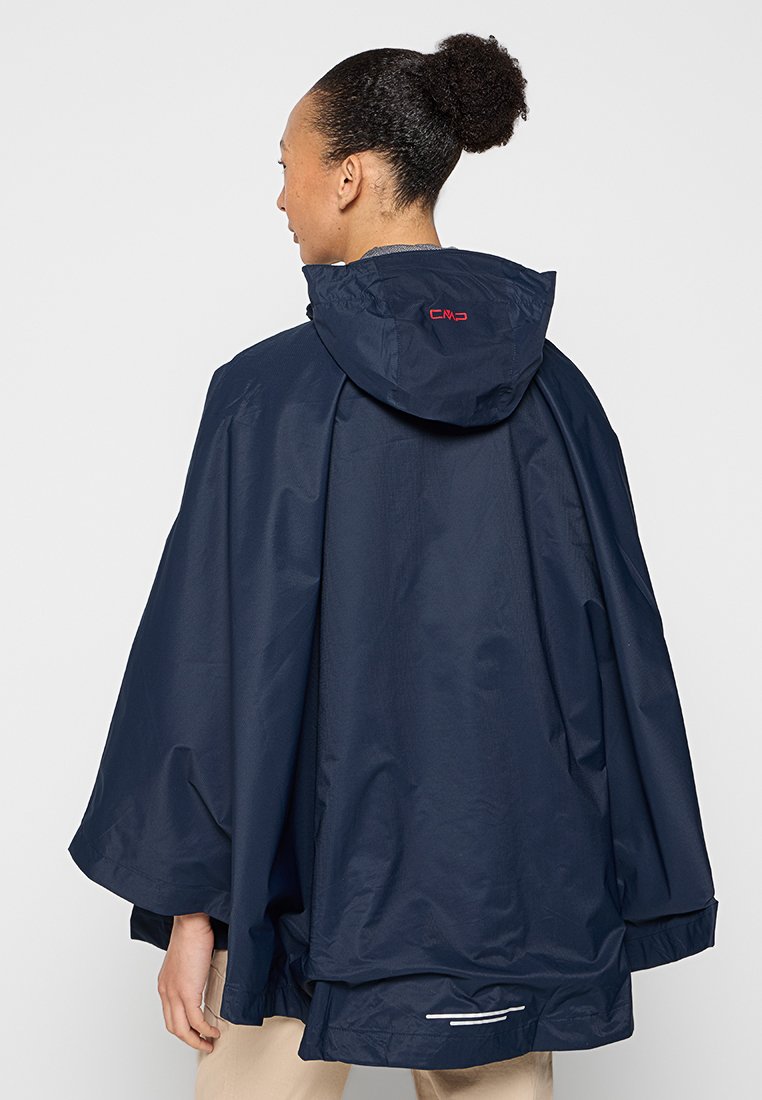 Poncho impermeabile navy realizzato in materiale leggero, dotato di cappuccio, vestibilità ampia e dettagli riflettenti all'orlo. Visualizzazione del retro.
