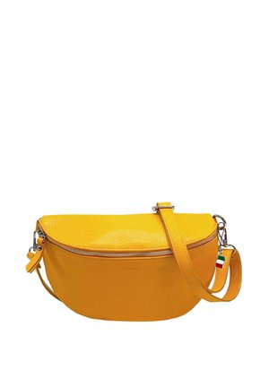 Sac en cuir jaune au design arrondi, avec une fermeture éclair supérieure et une bandoulière détachable. Présente un petit charme en forme de drapeau italien en accent.