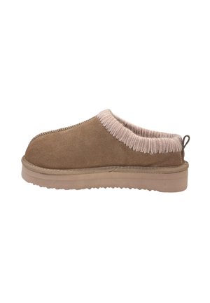 Bordeaux suede instapper met een zacht roze gebreide kraag en een platte rubberen zool, voorzien van stikdetails langs de randen voor extra textuur.