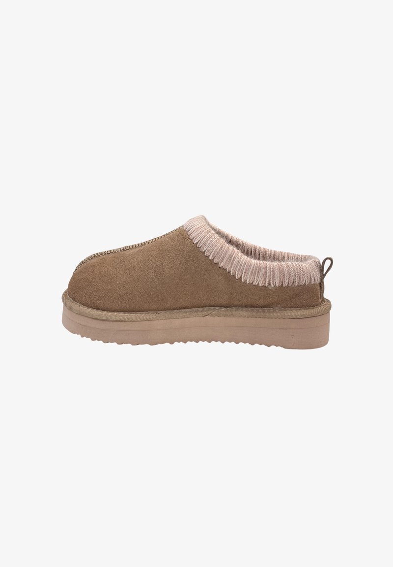 Bordeaux suede instapper met een zacht roze gebreide kraag en een platte rubberen zool, voorzien van stikdetails langs de randen voor extra textuur.