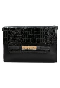 Borsa a busta nera in pelle con texture a stampa coccodrillo. Presenta una chiusura in tono dorato e una forma rettangolare elegante. Finitura liscia nella parte inferiore.