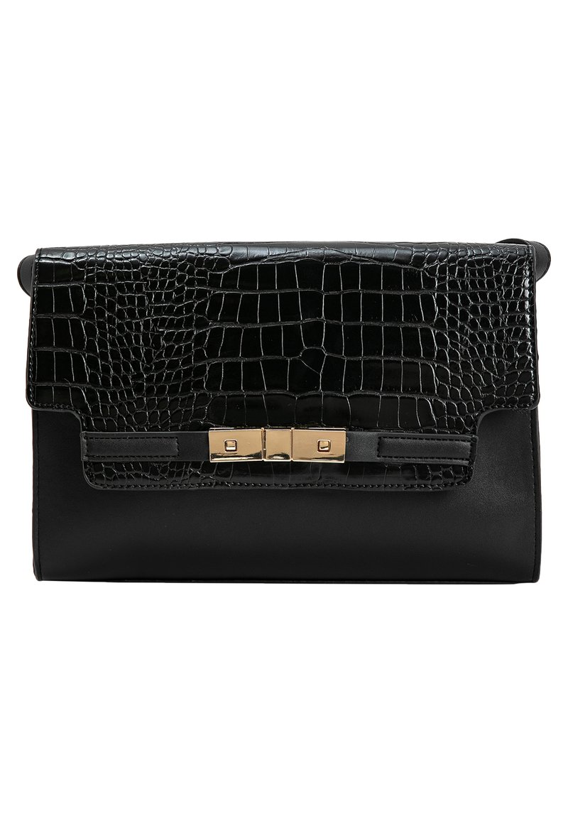 Borsa a busta nera in pelle con texture a stampa coccodrillo. Presenta una chiusura in tono dorato e una forma rettangolare elegante. Finitura liscia nella parte inferiore.