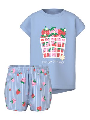 Világoskék rövid ujjú felső eperkosárral és a "Köszönöm szépen" felirattal, világoskék, függőleges csíkos és epermintás rövidnadrággal párosítva.