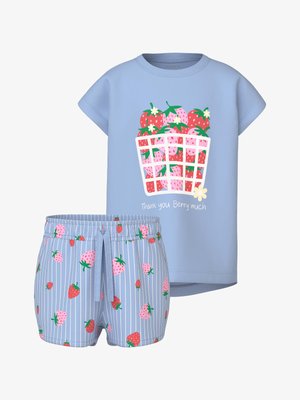 Top azul claro de manga corta con una cesta de fresas y el texto "Thank you Berry much", combinado con pantalones cortos azul claro con rayas verticales y estampado de fresas.