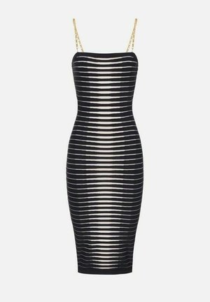 Sort og hvid, stribet, tætsiddende midi-kjole med tynde skulderstropper i guldkæde og en lige halsudskæring.