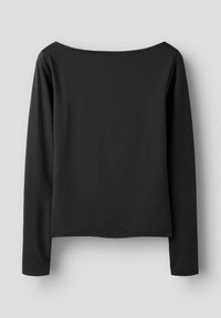 Schwarzes Langarmshirt aus glattem Stoff, mit weitem Ausschnitt im Bootsförmigen Stil und geradem Saum ohne sichtbare Verzierungen.