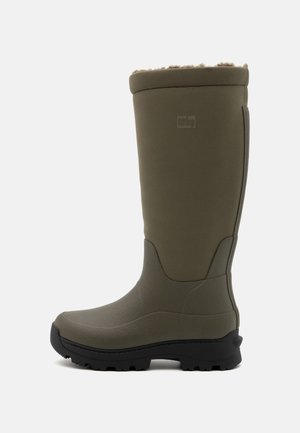 Botte d'hiver haute vert olive avec semelle noire robuste et doublure en polaire visible en haut, conçue pour une utilisation extérieure par temps froid.