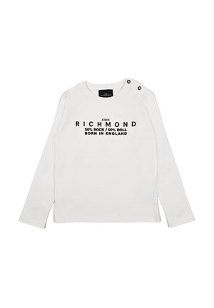 T-shirt bianca a maniche lunghe con testo nero: "JOHN RICHMOND 50% ROCK / 50% ROLL NATO IN INGHILTERRA," con bottoni a pressione sulle spalle.