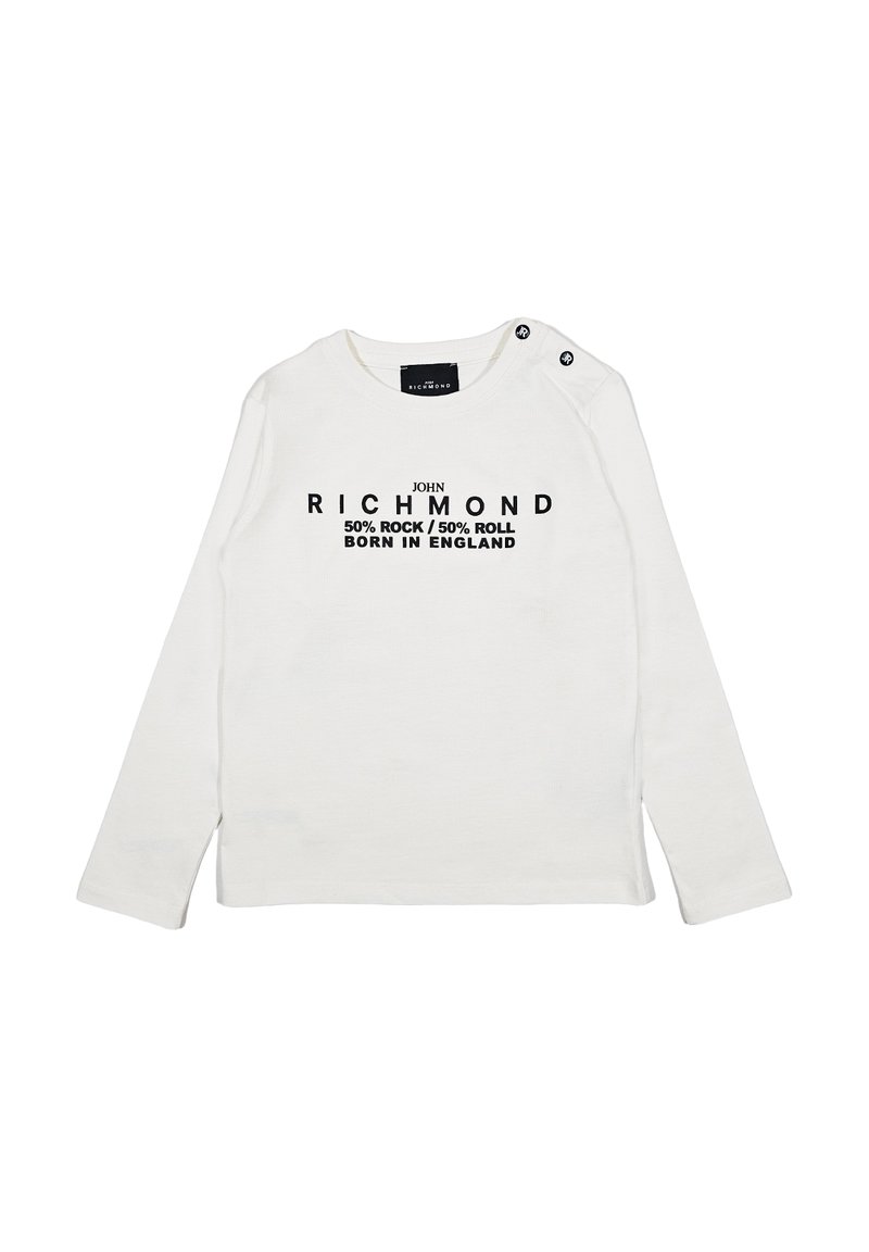 T-shirt bianca a maniche lunghe con testo nero: "JOHN RICHMOND 50% ROCK / 50% ROLL NATO IN INGHILTERRA," con bottoni a pressione sulle spalle.