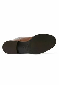 Suela de zapato de cuero marrón con una base de goma negra lisa. Presenta una marca en relieve y una forma curva en la punta.